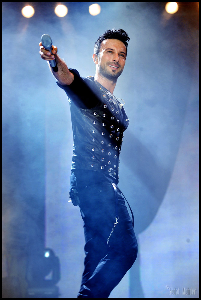 Как сейчас выглядят и чем занимаются 17 музыкантов, чьи песни разрывали танцполы