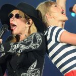 taylor-swift-sings-youre-so-vain-with-carly-simon-video-04