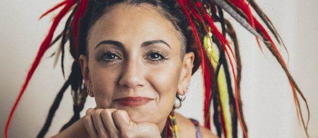 Rock Yıldızı, Köy Kızı Oldu