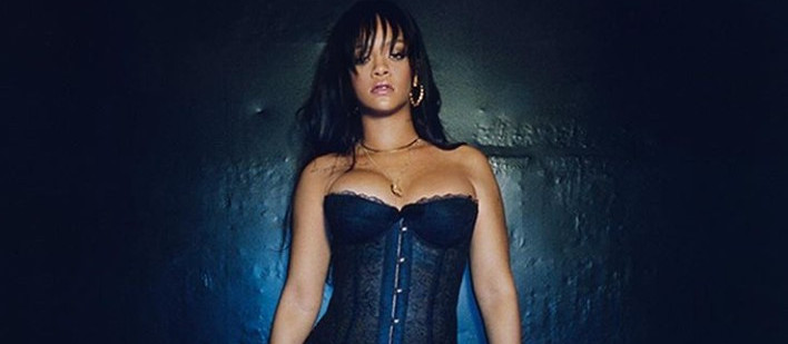 Rihanna’dan iç çamaşırı defilesi