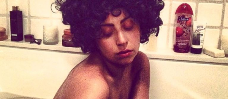 Lady Gaga simle yıkanıyor