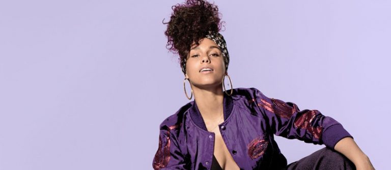 Alicia Keys, Halkalı Şeker türküsü ile yüzdü