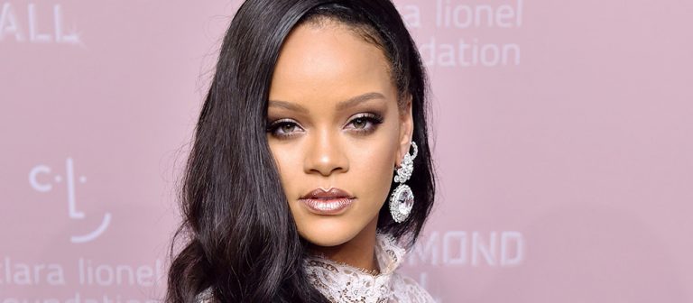 Rihanna etkinlik düzenledi! Giydiği kıyafet olay oldu