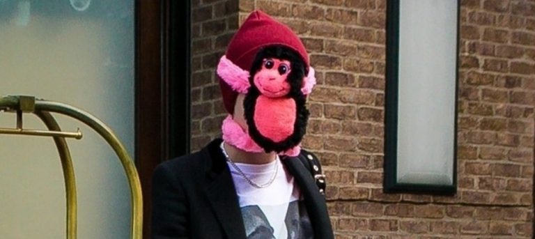 Ünlü Modelden İlginç Protesto!