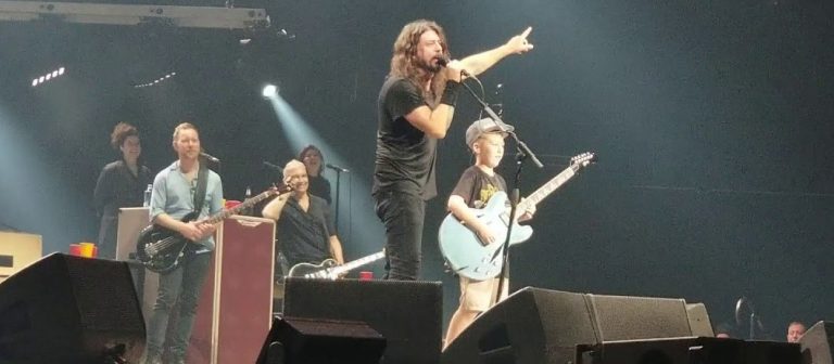 10 yaşındaki çocuk Foo Fighters konserinde gitar çaldı