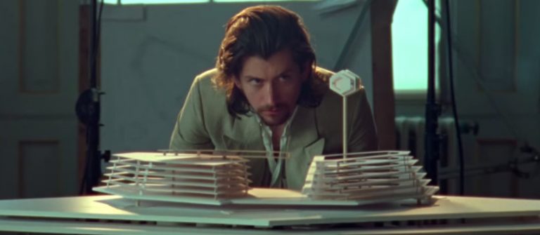 Yeni Arctic Monkeys albümü karşınızda