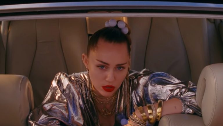 Mark Ronson – Nothing Breaks Like a Heart ft. Miley Cyrus