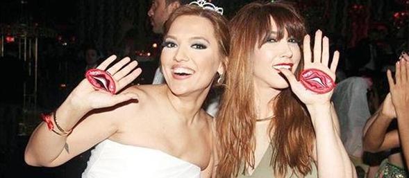 Hande Yener’in nikah şahidi Demet Akalın mı olacak?