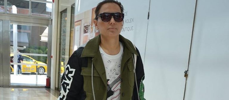 Demet Akalın hediyeleri değiştirdi