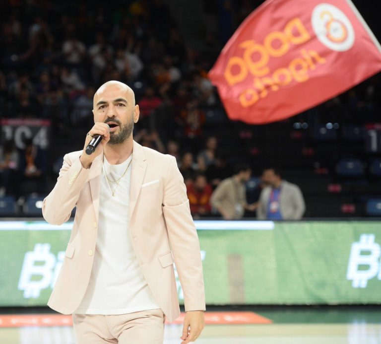 Basketbol maçında konser verdi
