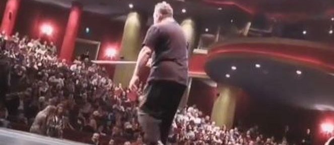 Cem Yılmaz’dan sahnede fenalaşması hakkında açıklama