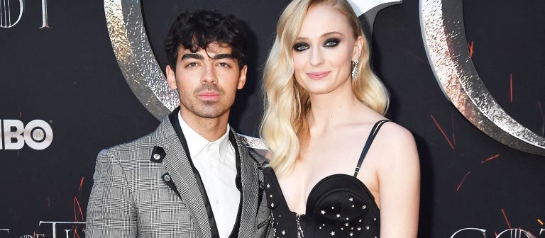 Sophie Turner, şarkıcı Joe Jonas ile gizlice evlendi