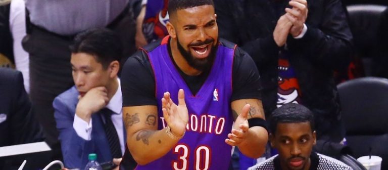 Drake NBA finalinde formasıyla şaşırttı