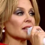 Kylie-Minogue-breaks-down-in-tears-at-Glastonbury-after-breast-001