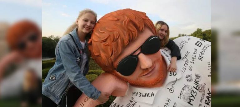 Moskovaya 5 Metrelik Ed Sheeran Heykeli