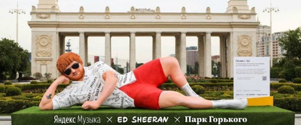 Moskova’ya 5 metrelik Ed Sheeran heykeli dikildi