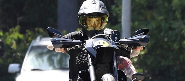 Justin Bieber’dan motorla tek tekerlek şovu