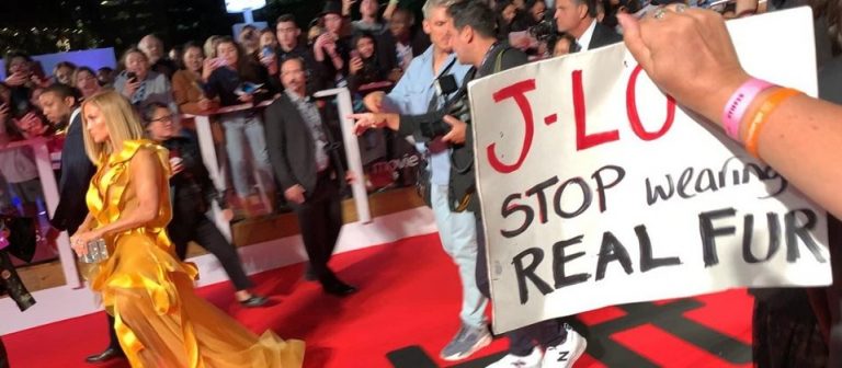 Jennifer Lopez’e kırmızı halıda protesto