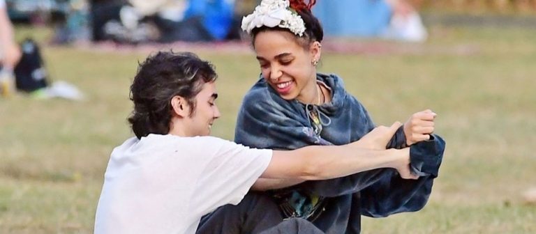 FKA Twigs ve sevgilisinin park keyfi