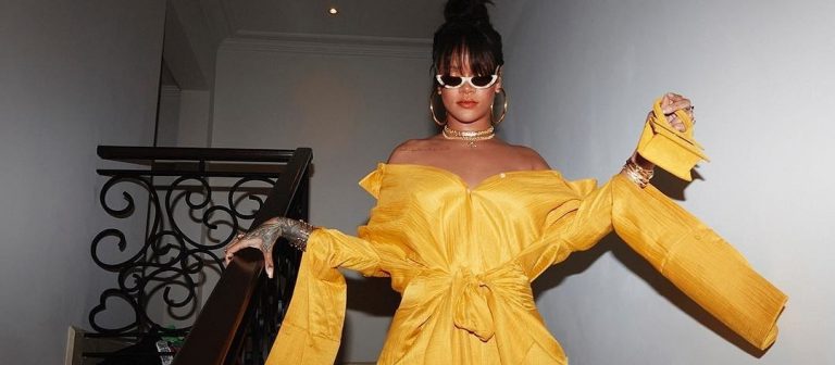 Rihanna’nın parmak boyunda çantalı stili
