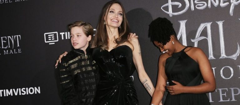 Angelina Jolie kızlarıyla galada