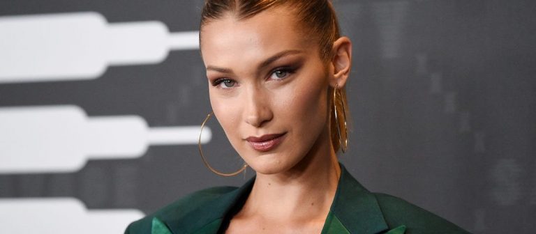 Bella Hadid fidan dikerek özür diledi