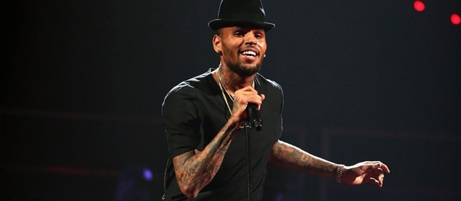 Chris Brown kişisel eşyalarını bahçesinde sattı
