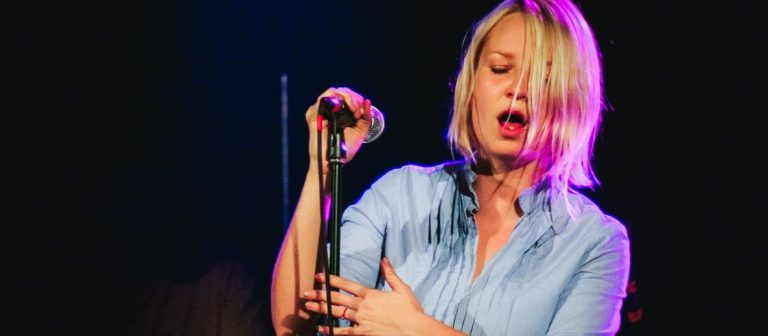 Sia marketteki herkesin hesabını ödedi