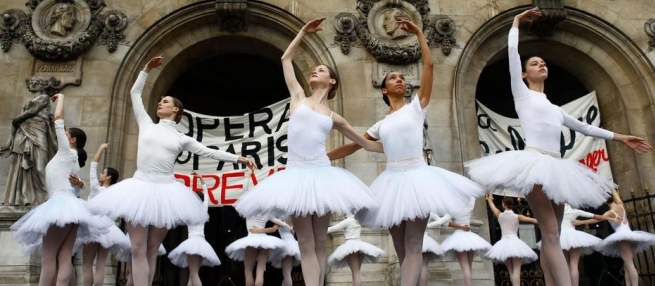 Paris Opera dansçıları Fransa’da greve katıldı