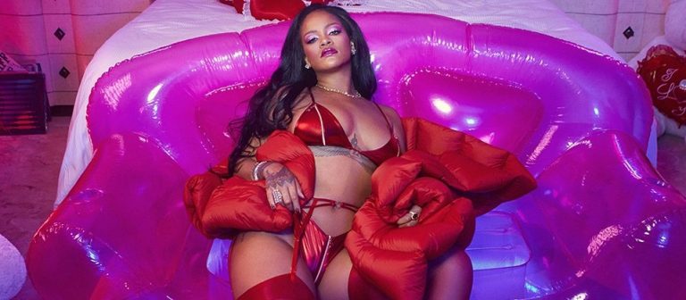 Rihanna yine reklam için soyundu