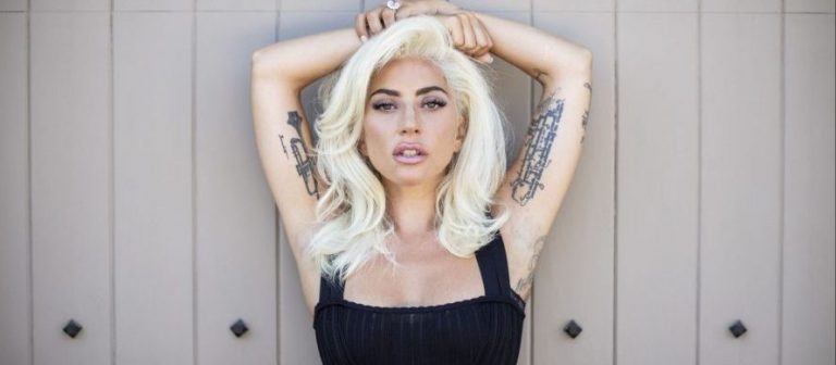 Lady Gaga, kaşlarını beyazlatıyor