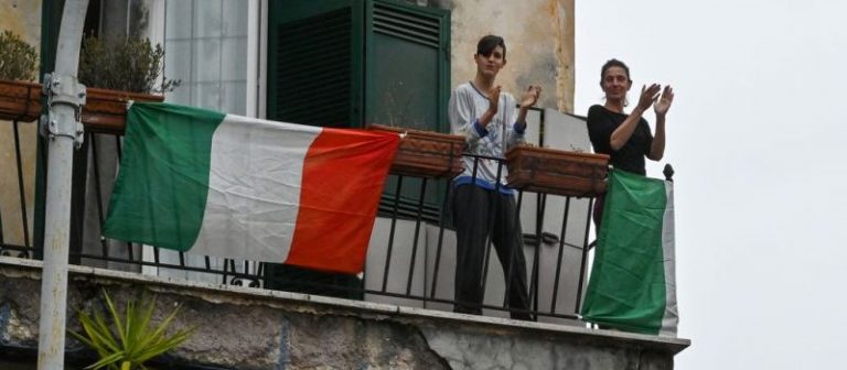 Corona virüs karantinasındaki İtalya’da balkonlardan şarkılı dayanışma