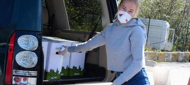 Burcu Esmersoy kapı kapı dolaşıp yardım dağıttı