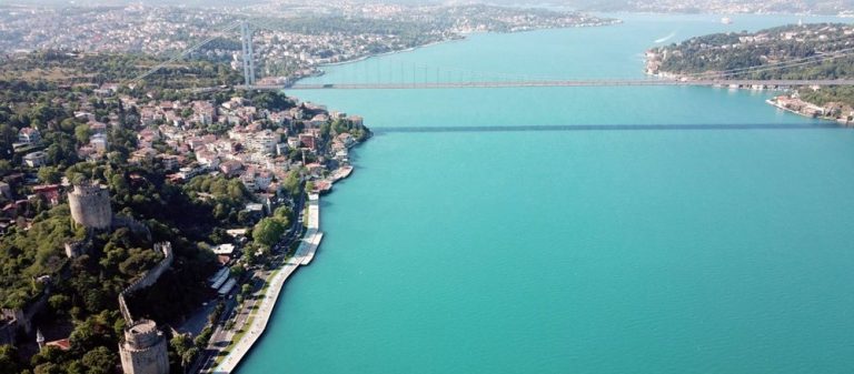 İstanbul Boğazı turkuaza büründü