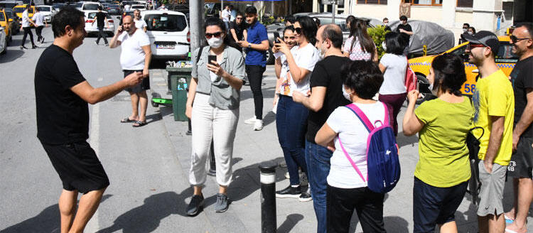 ACUN’U GÖRENLER SOSYAL MESAFEYİ UNUTTU