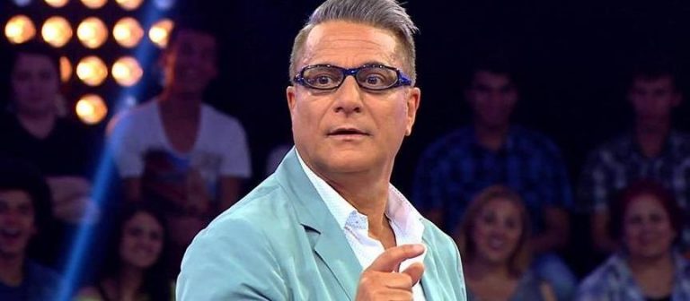 MEHMET ALİ ERBİL YAVRU AYI BESLEDİ