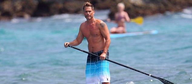 ROB LOWE FORMUNU SÖRF İLE KORUYOR