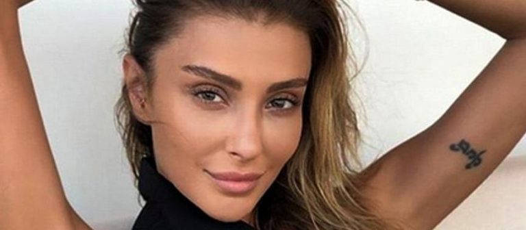 ÖZGE ULUSOY’DAN ESPRİLİ MASKE HATIRLATMASI