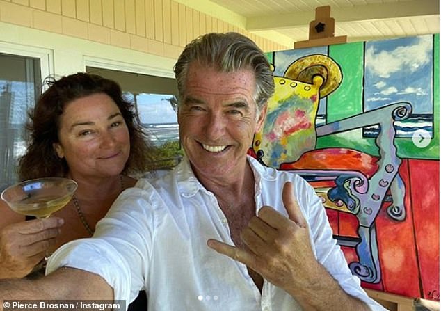 PIERCE BROSNAN’DAN EŞİNE KUTLAMA