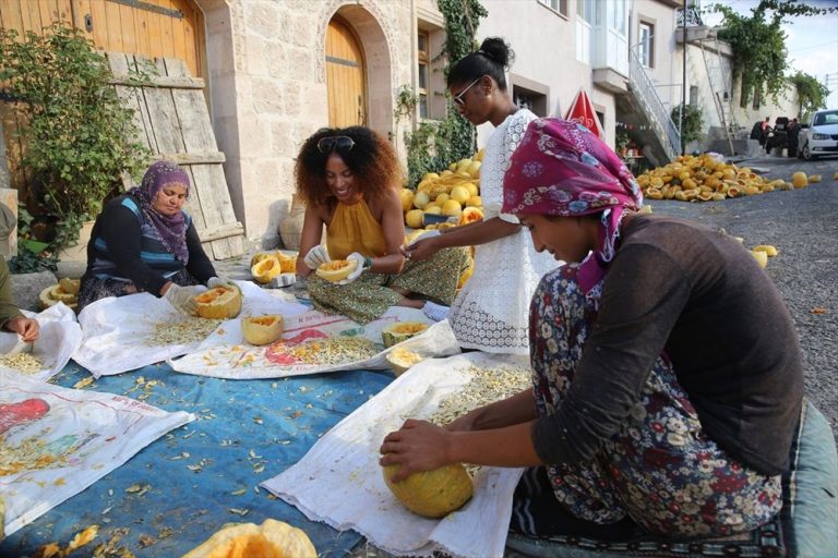 YABANCI MODELLER KAPADOKYA’DA PEKMEZ KAYNATIP SALÇA YAPTI