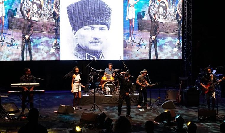 ATATÜRK HAYRANI LOULOU DEDOLA BODRUM’DA KONSER VERDİ