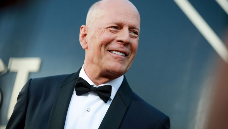 BRUCE WILLIS PAZAR KEYFİNDE ELEKTRİKLİ BİSİKLETİYLE TUR YAPTI