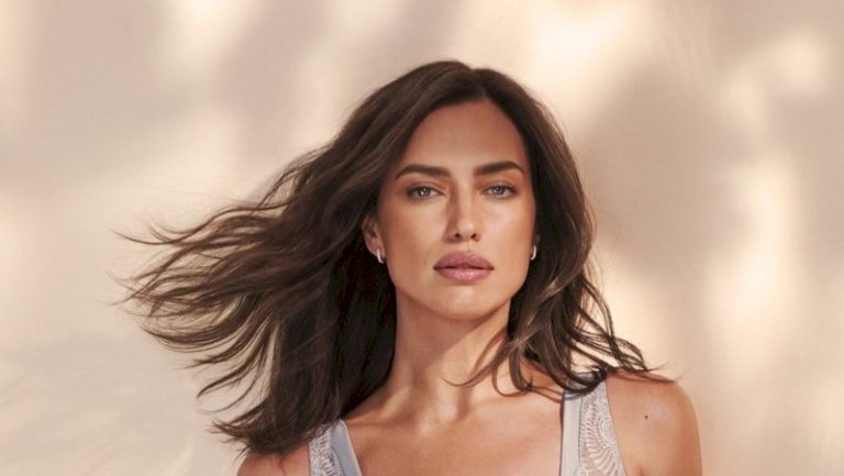 IRINA SHAYK MİNİ ŞORTU BOTUYLA GEZDİ