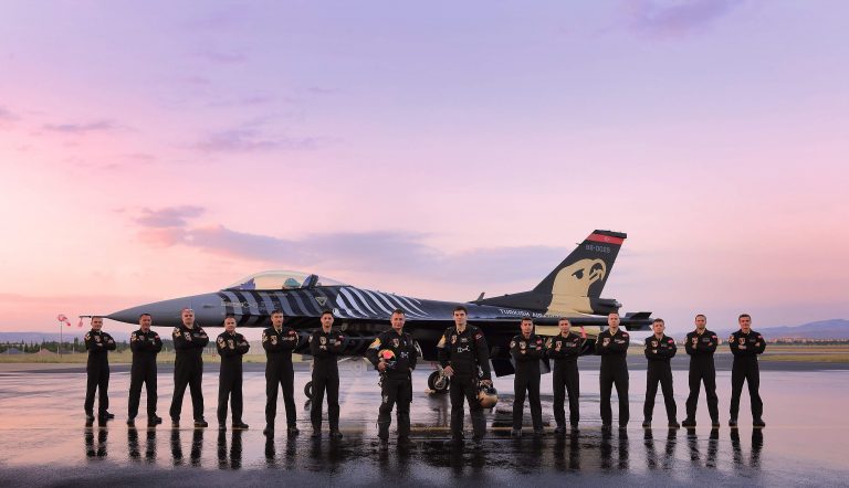 SOLOTÜRK EKİBİNDEN İZMİR’İN KURTULUŞUNUN 98. YILINA ÖZEL GÖSTERİ