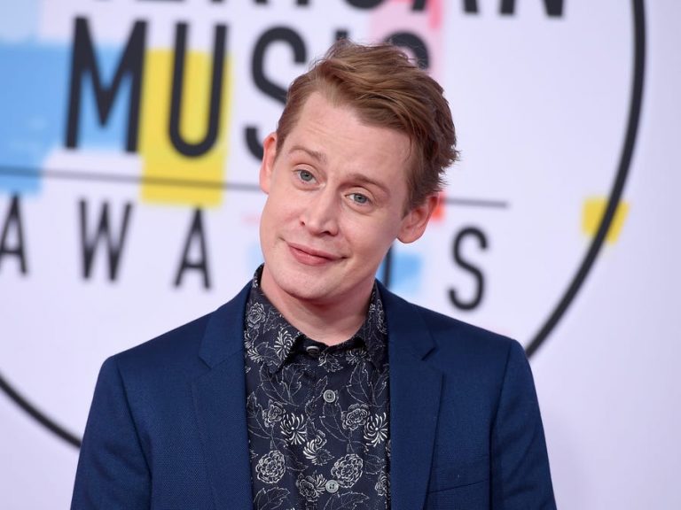 MACAULAY CULKIN EVDE TEK BAŞINA MASKESİYLE POZ VERDİ
