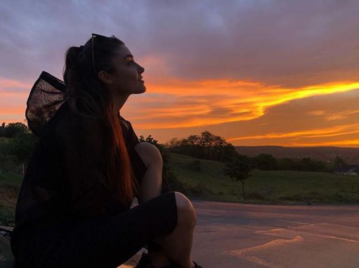 HANDE ERÇEL GÜN BATIMI POZU İLE BÜYÜLEDİ