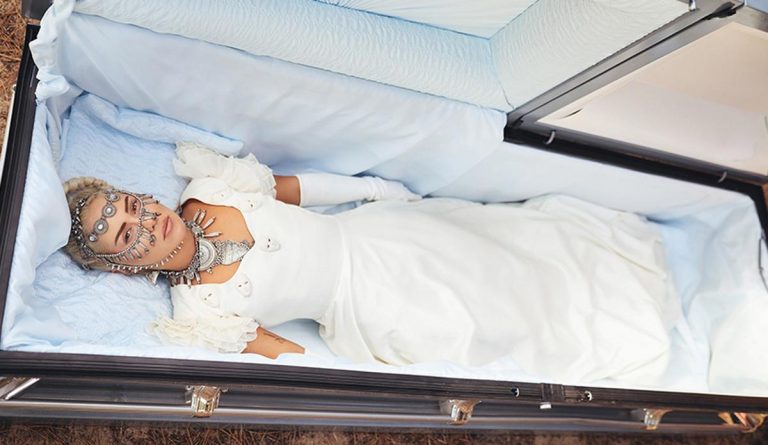 ASYA GASHİ KLİBİ İÇİN TABUTTA 7 SAAT GEÇİRDİ