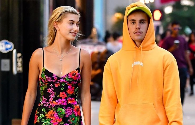 Justin Bieber, Hailey Bieber’ı sevmelere doyamıyor
