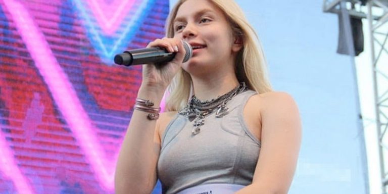 ALEYNA TİLKİ, HOLLYWOOD’DA  SOKAKTA ŞARKI SÖYLEDİ