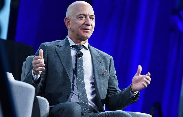 JEFF BEZOS GÖZÜNÜ MEDYAYA DİKTİ